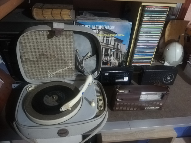 bitolcanecot-zoki-muva-e-kolekcioner-na-gramofoni-tranzistori-kasetofoni-bi-sakal-da-imam-eden-dzuboks-02.jpg