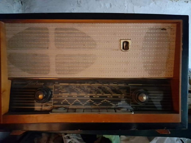 bitolcanecot-zoki-muva-e-kolekcioner-na-gramofoni-tranzistori-kasetofoni-bi-sakal-da-imam-eden-dzuboks-03_1.jpg
