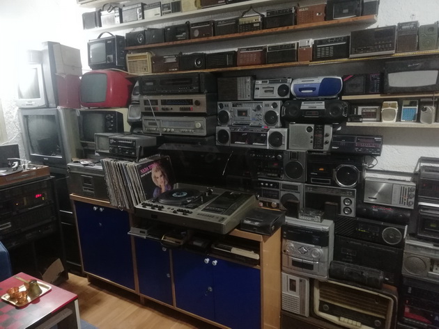 bitolcanecot-zoki-muva-e-kolekcioner-na-gramofoni-tranzistori-kasetofoni-bi-sakal-da-imam-eden-dzuboks08.jpg