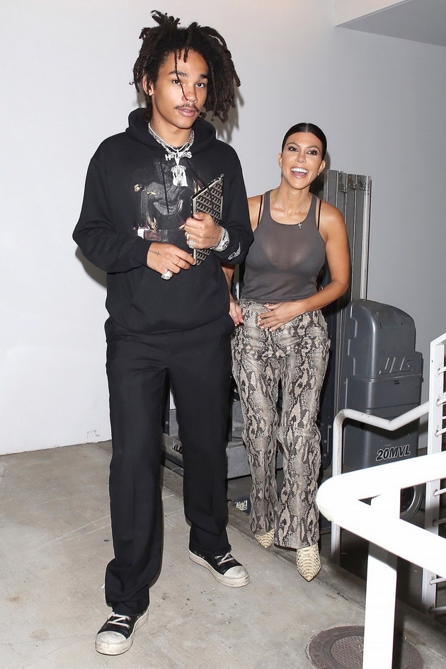 kortni-kardashijan-obozhavashe-pomladi-momci-no-sega-e-vo-vrska-so-4-godini-postar-tapanar-foto-04.jpg