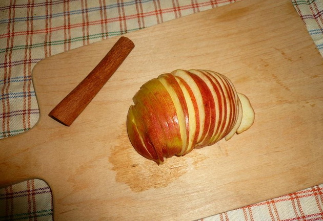 jabolkova-voda-so-cimet-detoks-pijalak-so-0-kalorii-2.jpg