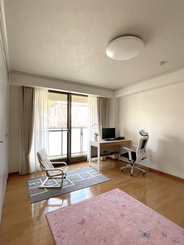 na-gosti-kaj-sanja-vo-japonija-minimalistichki-ureden-stan-od-201m2-na-dve-nivoa-foto-12.jpg