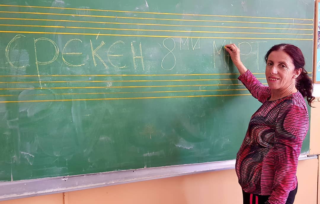 nemala-mozhnost-da-se-shkoluva-no-so-pomosh-na-suzana-turundjieva-atidje-napisha-chestitka-za-8-mi-mart-02.jpg