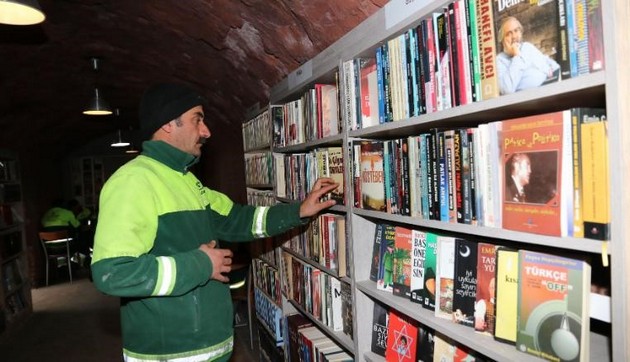 sobirachi-na-otpad-od-ankara-napravile-biblioteka-od-knigite-shto-lugjeto-gi-frlaat.jpg