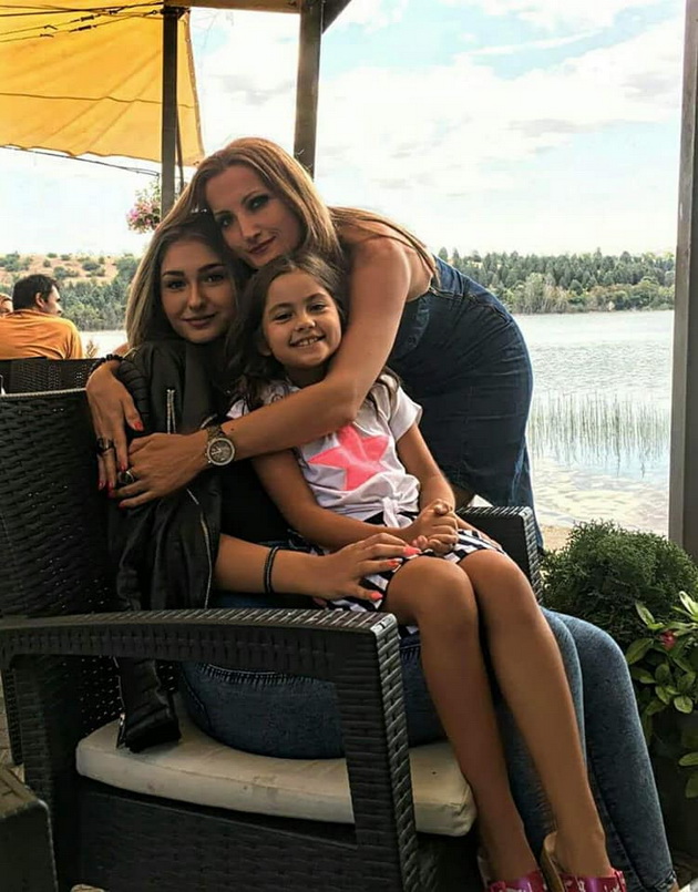 suzana-turundjieva-so-semejni-fotki-emotivno-i-go-chestitashe-rodendenot-na-pogolemata-kjerka-05.jpg