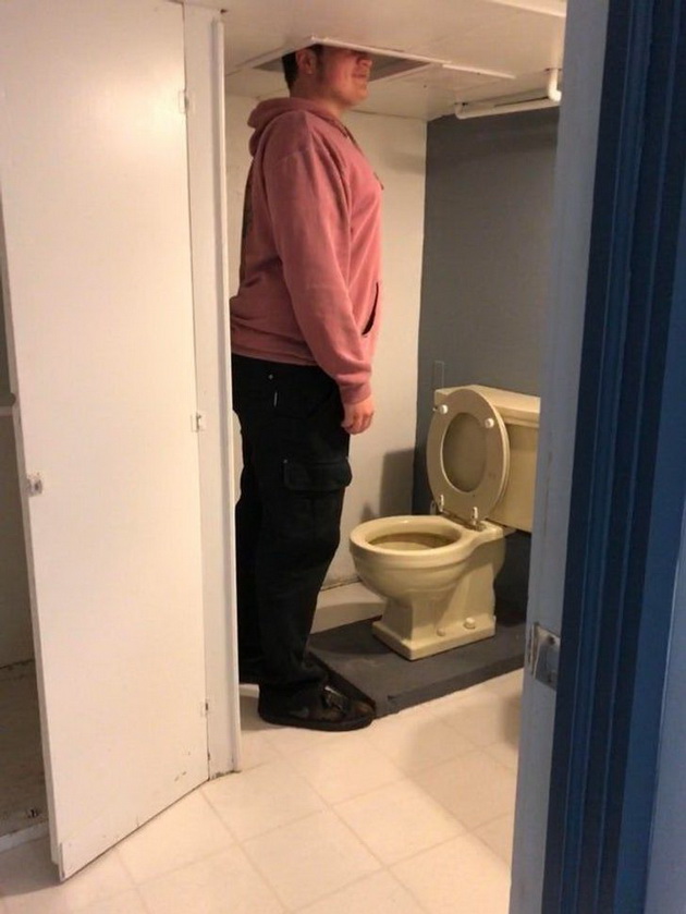 toalet-bez-privatnost-i-ushte-10-katastrofalni-dizajni-na-banji-02.jpg