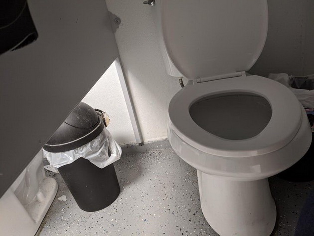 toalet-bez-privatnost-i-ushte-10-katastrofalni-dizajni-na-banji-03.jpg