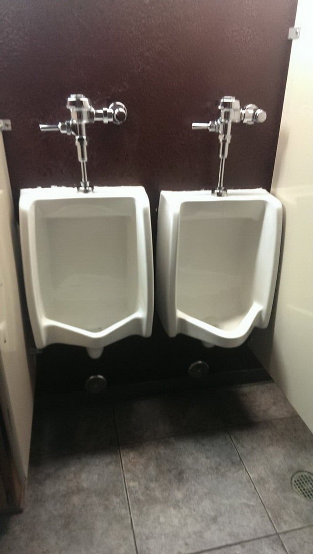 toalet-bez-privatnost-i-ushte-10-katastrofalni-dizajni-na-banji-04.jpg