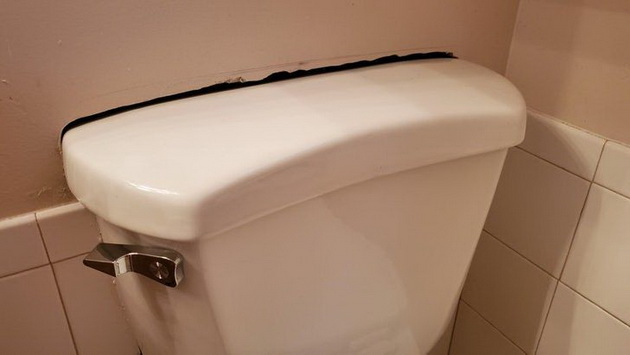 toalet-bez-privatnost-i-ushte-10-katastrofalni-dizajni-na-banji-11.jpg