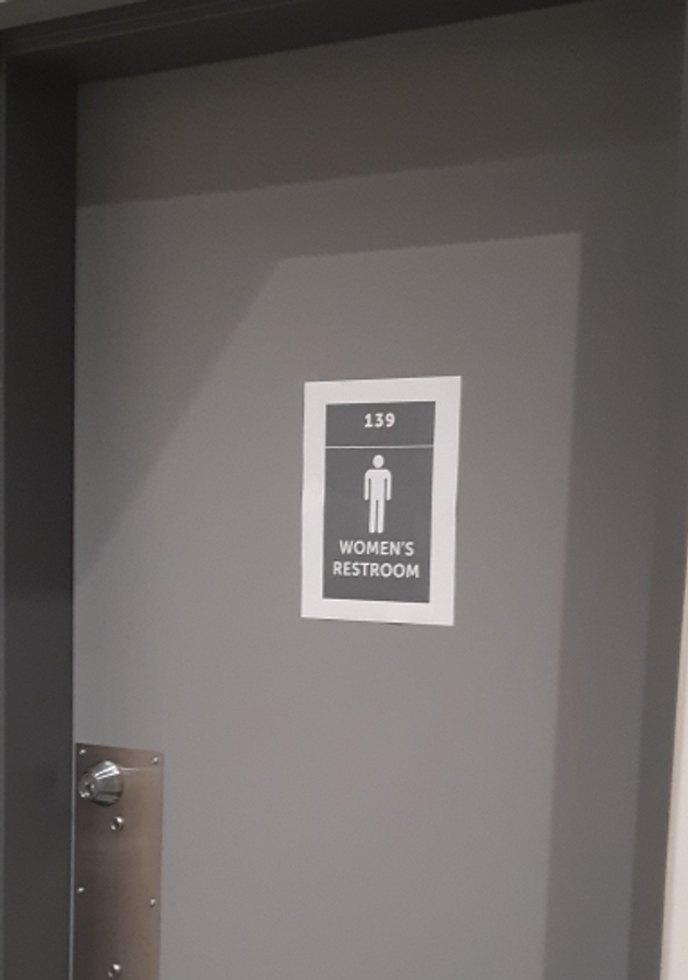 toalet-bez-privatnost-i-ushte-10-katastrofalni-dizajni-na-banji-12.png