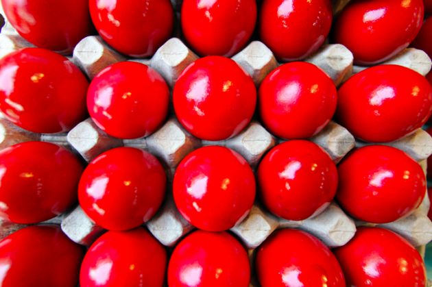 4-prirodni-nachini-za-da-dobiete-intenzivna-crvena-boja-na-veligdenskite-jajca-01.png