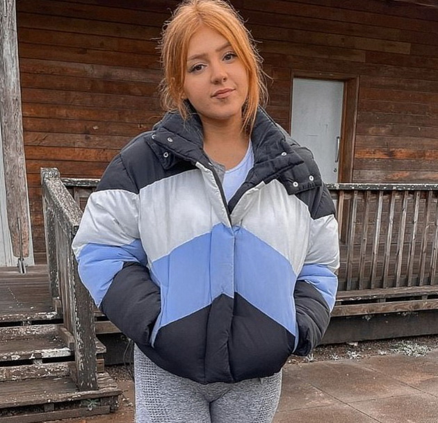 devojka-21-so-ogromni-gradi-mozhe-da-drzhi-razni-predmeti-so-niv-stolchinja-shishinja-korpi-03.jpg
