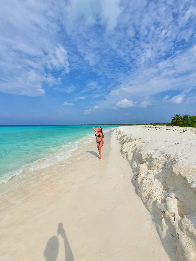 mimi-anastasova-za-prestojot-na-maldivi-pod-bungaloviot-ni-plivaa-ajkuli-navecher-a-najmnogu-turisti-imashe-od-rusija-04.jpeg