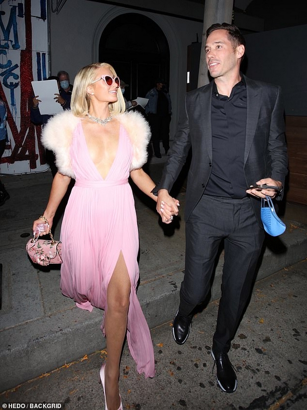 paris-hilton-vo-valentino-fustan-odi-na-romantichna-vechera-so-chetvrtiot-verenik-foto-04.jpg