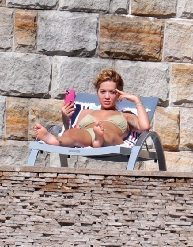 rita-ora-imashe-nezgoda-so-bikinite-dodeka-se-soncha-vo-avstralija-vo-sovrsheno-prirodno-izdanie-foto-02.jpg