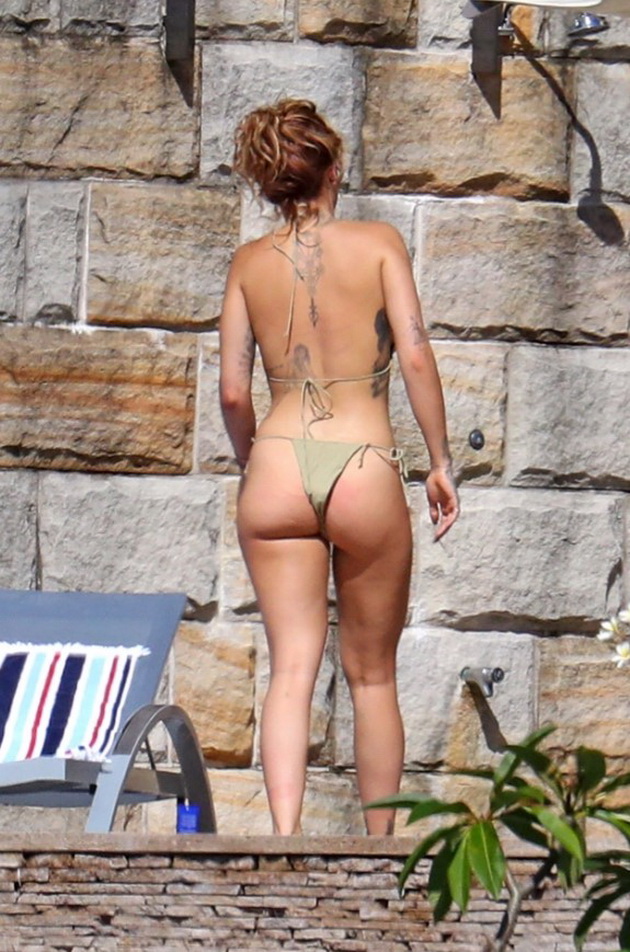 rita-ora-imashe-nezgoda-so-bikinite-dodeka-se-soncha-vo-avstralija-vo-sovrsheno-prirodno-izdanie-foto-03.jpg