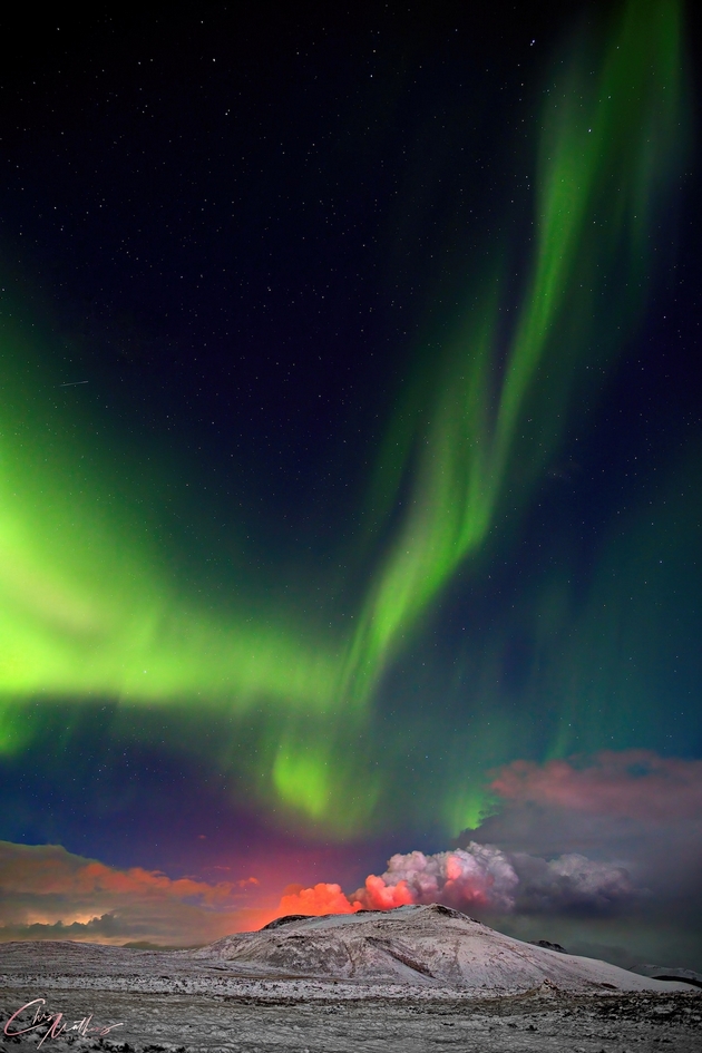 viralna-nadrealna-fotografija-fotograf-ja-ulovil-polarnata-svetlina-nad-vulkanska-erupcija-02.jpg