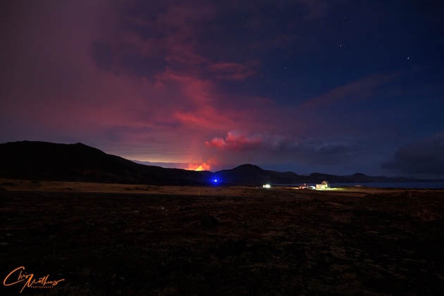 viralna-nadrealna-fotografija-fotograf-ja-ulovil-polarnata-svetlina-nad-vulkanska-erupcija-03.jpg