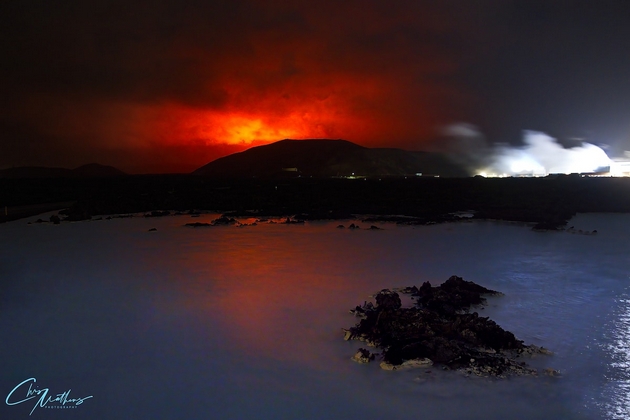 viralna-nadrealna-fotografija-fotograf-ja-ulovil-polarnata-svetlina-nad-vulkanska-erupcija-04.jpg