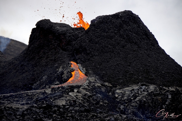 viralna-nadrealna-fotografija-fotograf-ja-ulovil-polarnata-svetlina-nad-vulkanska-erupcija-05.jpg