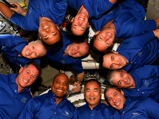 astronautite-od-prvata-komercijalna-misija-do-megjunarodnata-vselenska-stanica-uspeshno-sletaa-vo-atlantskiot-okean-foto-video-04.jpg