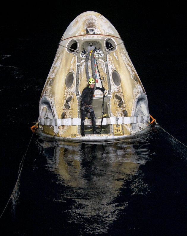 astronautite-od-prvata-komercijalna-misija-do-megjunarodnata-vselenska-stanica-uspeshno-sletaa-vo-atlantskiot-okean-foto-video-05.jpg