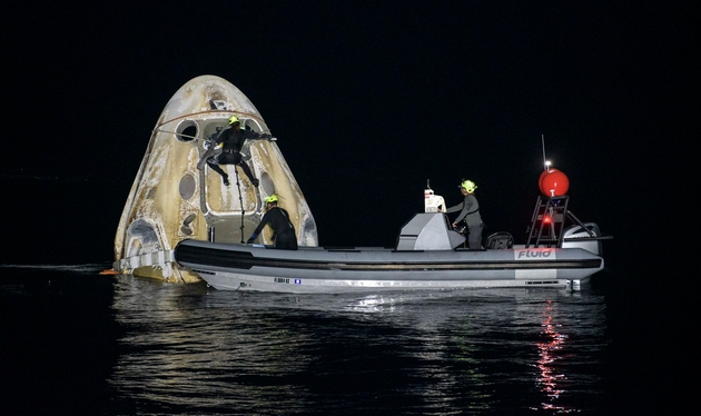 astronautite-od-prvata-komercijalna-misija-do-megjunarodnata-vselenska-stanica-uspeshno-sletaa-vo-atlantskiot-okean-foto-video-06.jpg