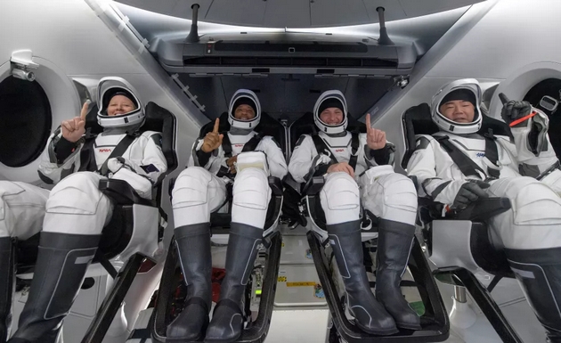 astronautite-od-prvata-komercijalna-misija-do-megjunarodnata-vselenska-stanica-uspeshno-sletaa-vo-atlantskiot-okean-foto-video-08.jpg