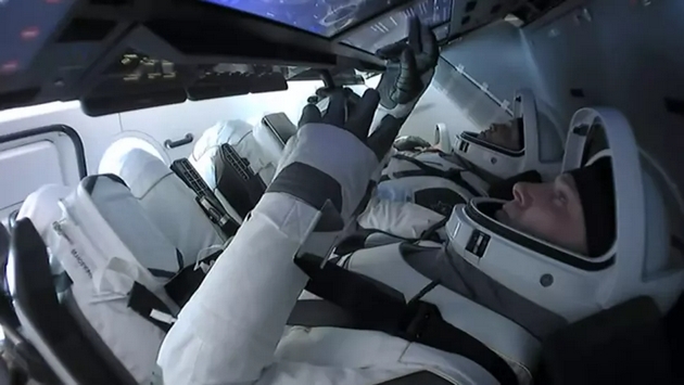 astronautite-od-prvata-komercijalna-misija-do-megjunarodnata-vselenska-stanica-uspeshno-sletaa-vo-atlantskiot-okean-foto-video-11.jpg