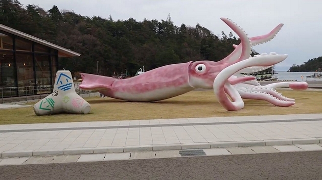 japonski-grad-meta-na-kritiki-si-napravile-ogromna-statua-od-ligna-so-finansiskata-pomosh-za-pandemijata-foto-03.jpg