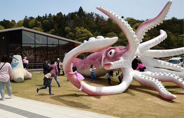 japonski-grad-meta-na-kritiki-si-napravile-ogromna-statua-od-ligna-so-finansiskata-pomosh-za-pandemijata-foto-04.jpg