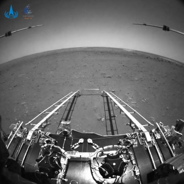 objaveni-prvite-marsovski-fotki-od-kineskiot-rover-zhurong-koj-kje-ja-istrazhuva-povrshinata-na-mars-foto-02.jpg