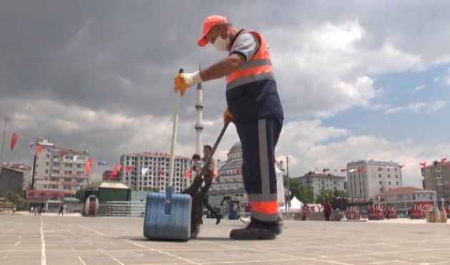 Iznenaduvanje-od-koe-se-rasplaka-Dodeka-vredno-gi-chistel-ulicite-negovite-deca-na-bilbord-mu-kazale-kolku-go-sakaat-02.jpg