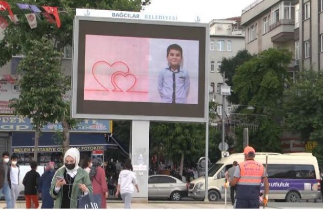 Iznenaduvanje-od-koe-se-rasplaka-Dodeka-vredno-gi-chistel-ulicite-negovite-deca-na-bilbord-mu-kazale-kolku-go-sakaat-03.jpg