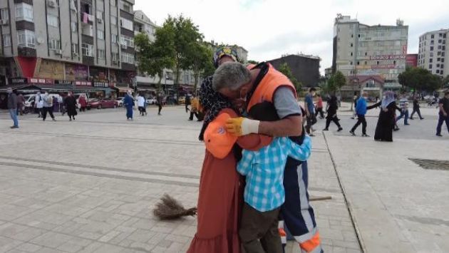 Iznenaduvanje-od-koe-se-rasplaka-Dodeka-vredno-gi-chistel-ulicite-negovite-deca-na-bilbord-mu-kazale-kolku-go-sakaat-04.jpg