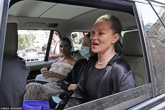 nema-ni-troshka-pristojnost-kim-kardashijan-meta-na-kritiki-otkako-go-poseti-vatikan-so-razgolen-fustan-foto-10.JPG