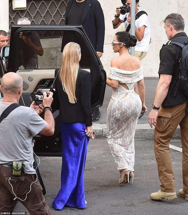 nema-ni-troshka-pristojnost-kim-kardashijan-meta-na-kritiki-otkako-go-poseti-vatikan-so-razgolen-fustan-foto-11.JPG