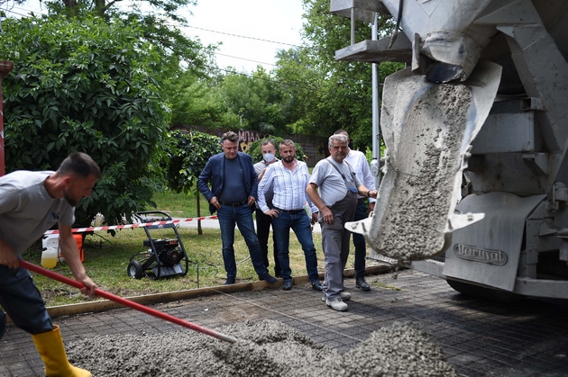 po-pedeset-godini-se-rekonstruiraat-patekite-vo-vtoriot-del-na-gradskiot-park-01.jpg