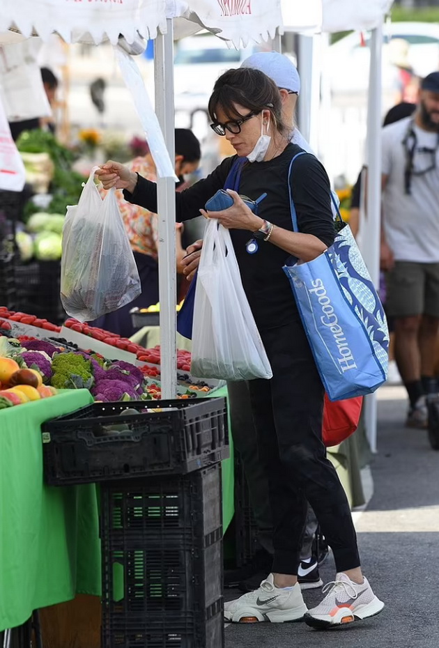 kompletna-sprotivnost-od-djej-lo-bivshata-sopruga-na-ben-aflek-bez-gram-shminka-na-pazar-foto-09.jpg