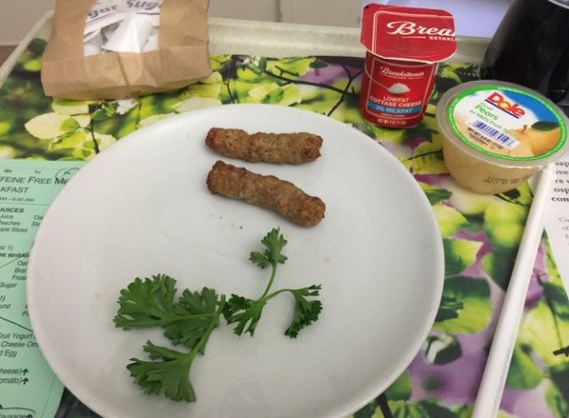 lugje-od-celiot-svet-spodeluvaat-fotki-od-najloshata-hrana-shto-ja-dobile-vo-bolnica-04.JPG