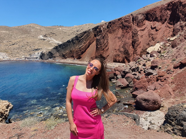 mimi-anastasova-gletkite-na-santorini-se-neverojatni-no-zadolzhitelno-ponesete-si-patiki-za-strmnite-ulichki-11.jpg