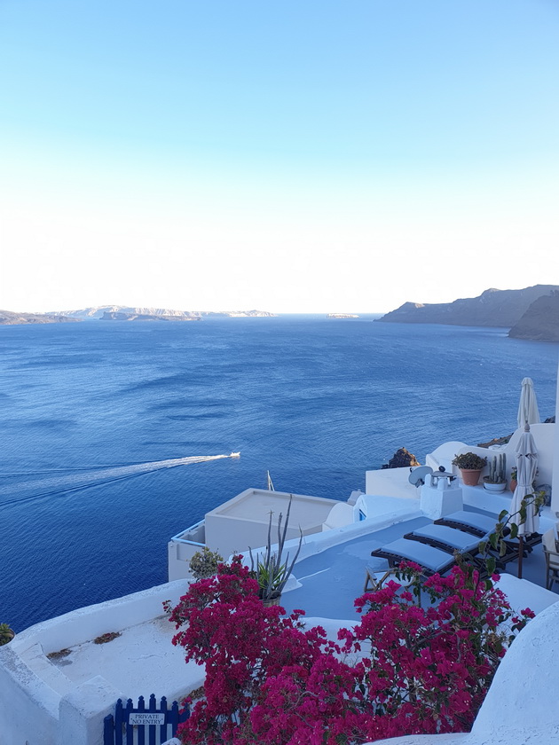 mimi-anastasova-gletkite-na-santorini-se-neverojatni-no-zadolzhitelno-ponesete-si-patiki-za-strmnite-ulichki-12.jpg