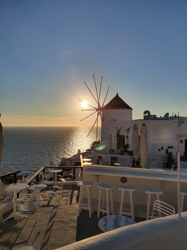 mimi-anastasova-gletkite-na-santorini-se-neverojatni-no-zadolzhitelno-ponesete-si-patiki-za-strmnite-ulichki-13.jpg