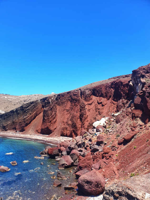 mimi-anastasova-gletkite-na-santorini-se-neverojatni-no-zadolzhitelno-ponesete-si-patiki-za-strmnite-ulichki-14.jpeg