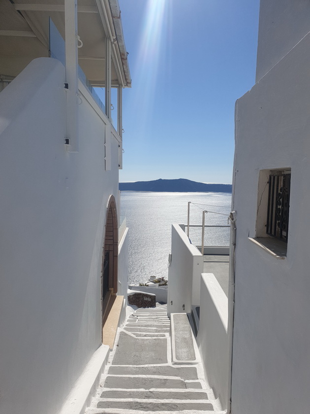 mimi-anastasova-gletkite-na-santorini-se-neverojatni-no-zadolzhitelno-ponesete-si-patiki-za-strmnite-ulichki-18.jpg