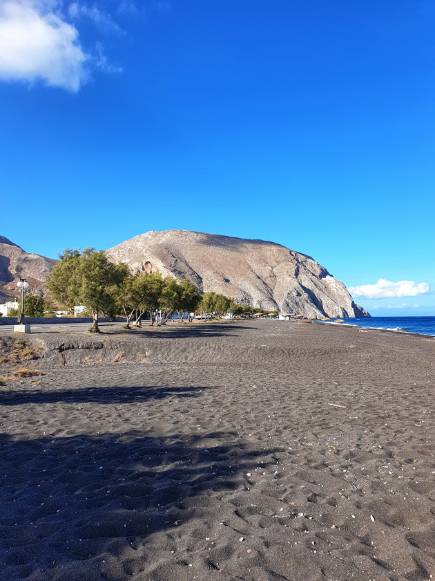 mimi-anastasova-gletkite-na-santorini-se-neverojatni-no-zadolzhitelno-ponesete-si-patiki-za-strmnite-ulichki-19.jpeg