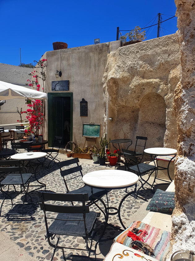 mimi-anastasova-gletkite-na-santorini-se-neverojatni-no-zadolzhitelno-ponesete-si-patiki-za-strmnite-ulichki-20.jpeg
