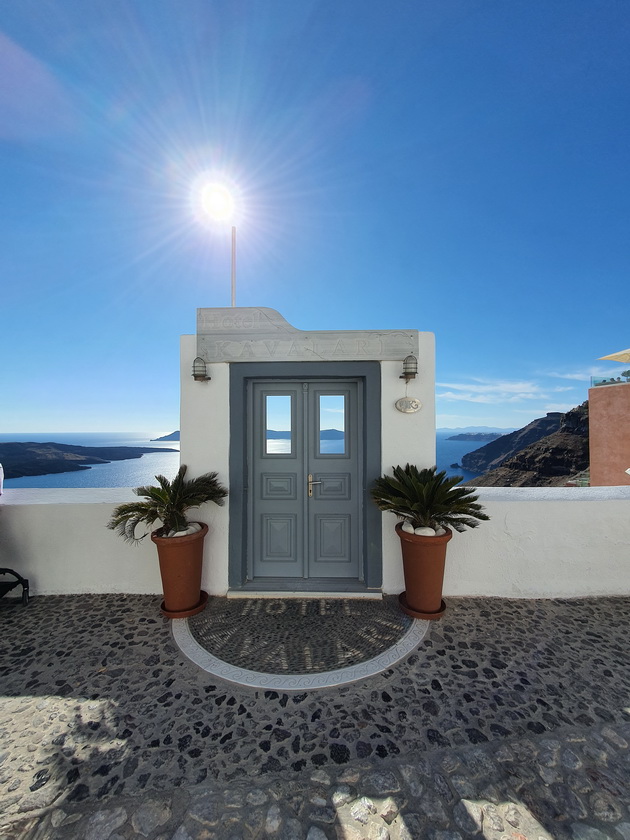 mimi-anastasova-gletkite-na-santorini-se-neverojatni-no-zadolzhitelno-ponesete-si-patiki-za-strmnite-ulichki-23.jpg