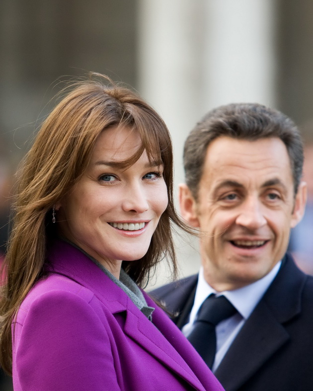 nikola-sarkozi-so-nekogashnata-najubava-prva-dama-vo-svetot-karla-bruni-na-plazha-foto-02.jpg