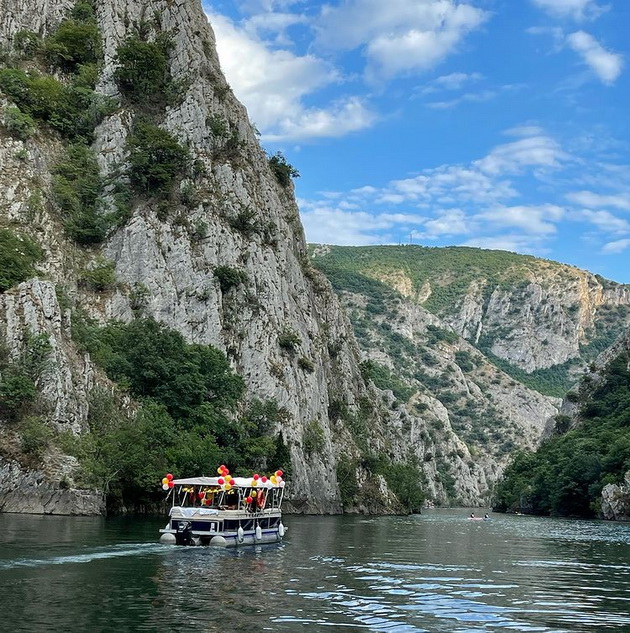 sovrsheno-zaprosuvanje-na-matka-na-katamaran-poslan-so-livchinja-od-rozi-i-mnogu-baloni-foto-11.jpg